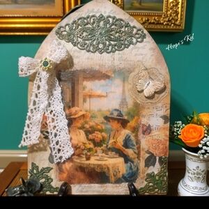 Vintage Style Decorative Plaque with Lace and Floral Design